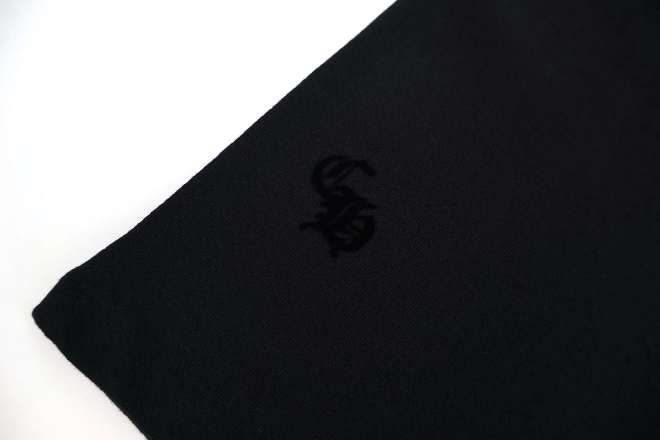 🅿️440 CH Croix heart flocked cross trousers. The fabric is high-definition, ultra-heavy-weight cotton with double yarn and compact Xinjiang cotton. The weight is 320 grams. The cloth surface is clean, the cloth pattern is clear, the hand feels tight and stiff, and the color fastness is high. It does not change shape or discolor. Threads and accessories are all independently developed and customized. The flocked cross at the waistband is laser-cut and then hot-pressed and positioned at fixed points. Calfskin leather label at back waistband. Size:S-M-L-XL
